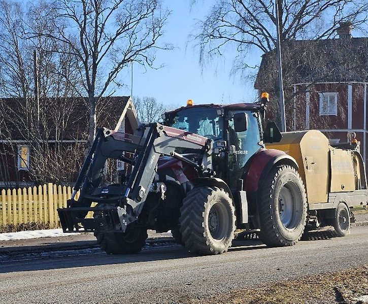 bild av traktor och sopmaskin som sopar grus